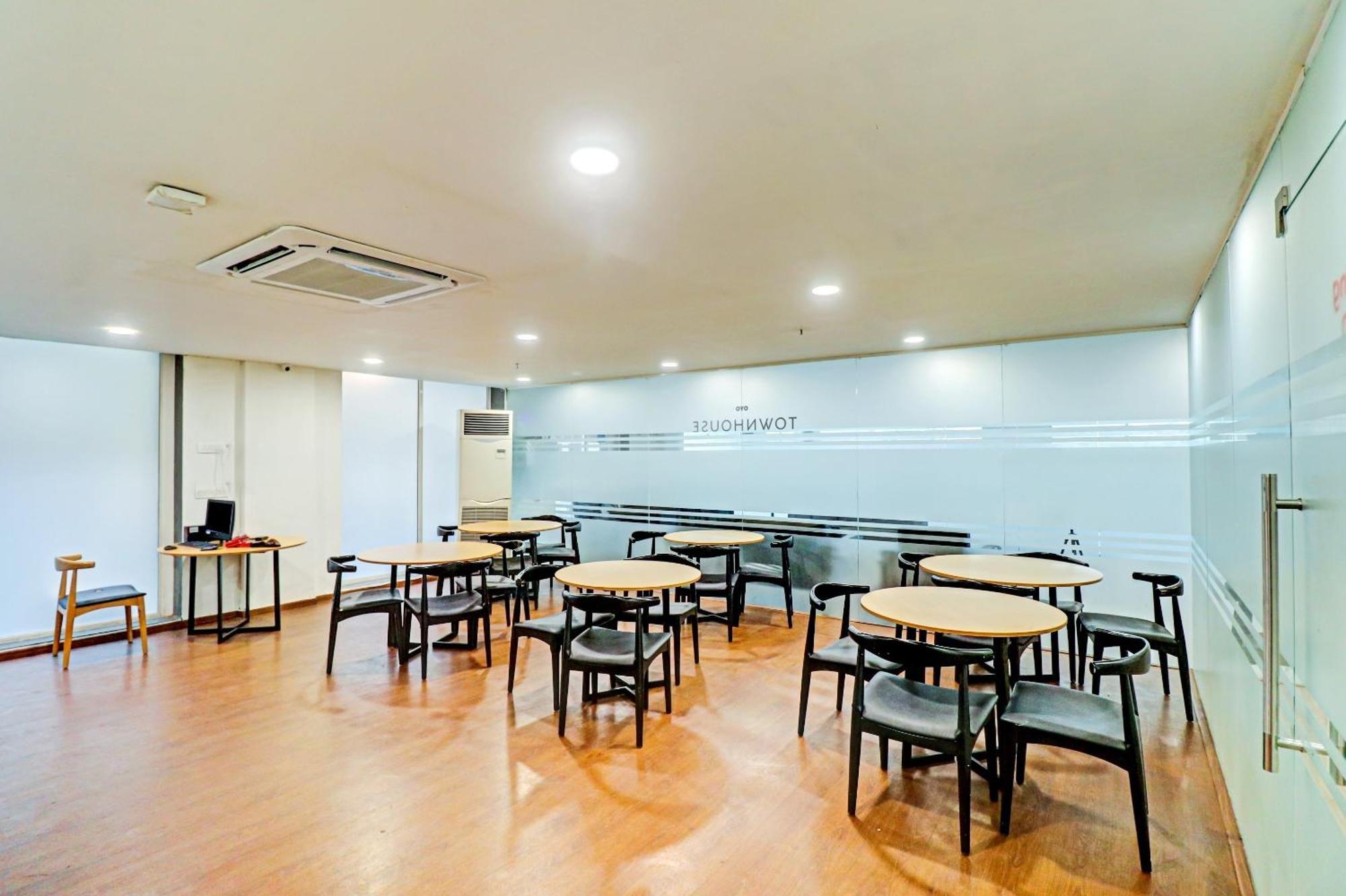 Townhouse Sector 30 Near Botanic Garden Of Indian Republic Hotel Noida Exterior photo